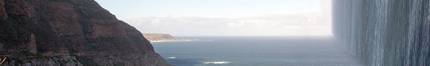 Landskapsbild där vattnet fortsätter upp till himlen